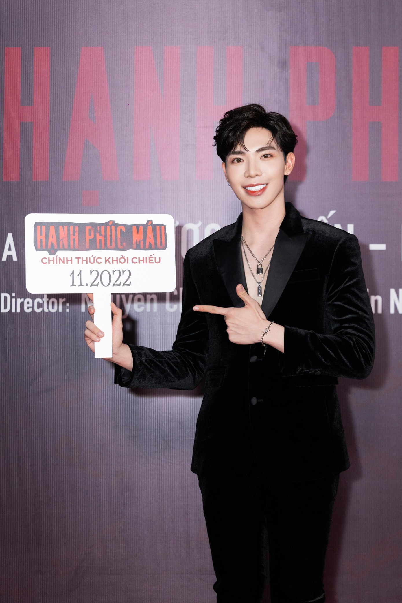 "Gia đình Hoa dâm bụt" Erik và Đức Phúc cũng tham gia sự kiện nhưng với phong cách thời trang đối lập. Trong khi Erik quyến rũ với vest đen không mặc áo bên trong thì... "Gia đình Hoa dâm bụt" Erik và Đức Phúc cũng tham gia sự kiện nhưng với phong cách thời trang đối lập. Trong khi Erik quyến rũ với vest đen không mặc áo bên trong thì...