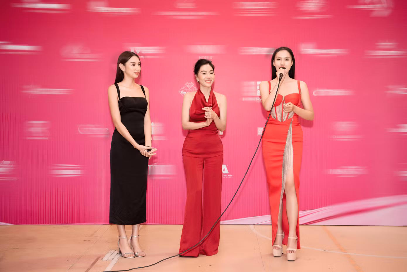 Các thí sinh Hoa hậu Việt Nam tự tin thể hiện khả năng ca hát ở buổi giao lưu.