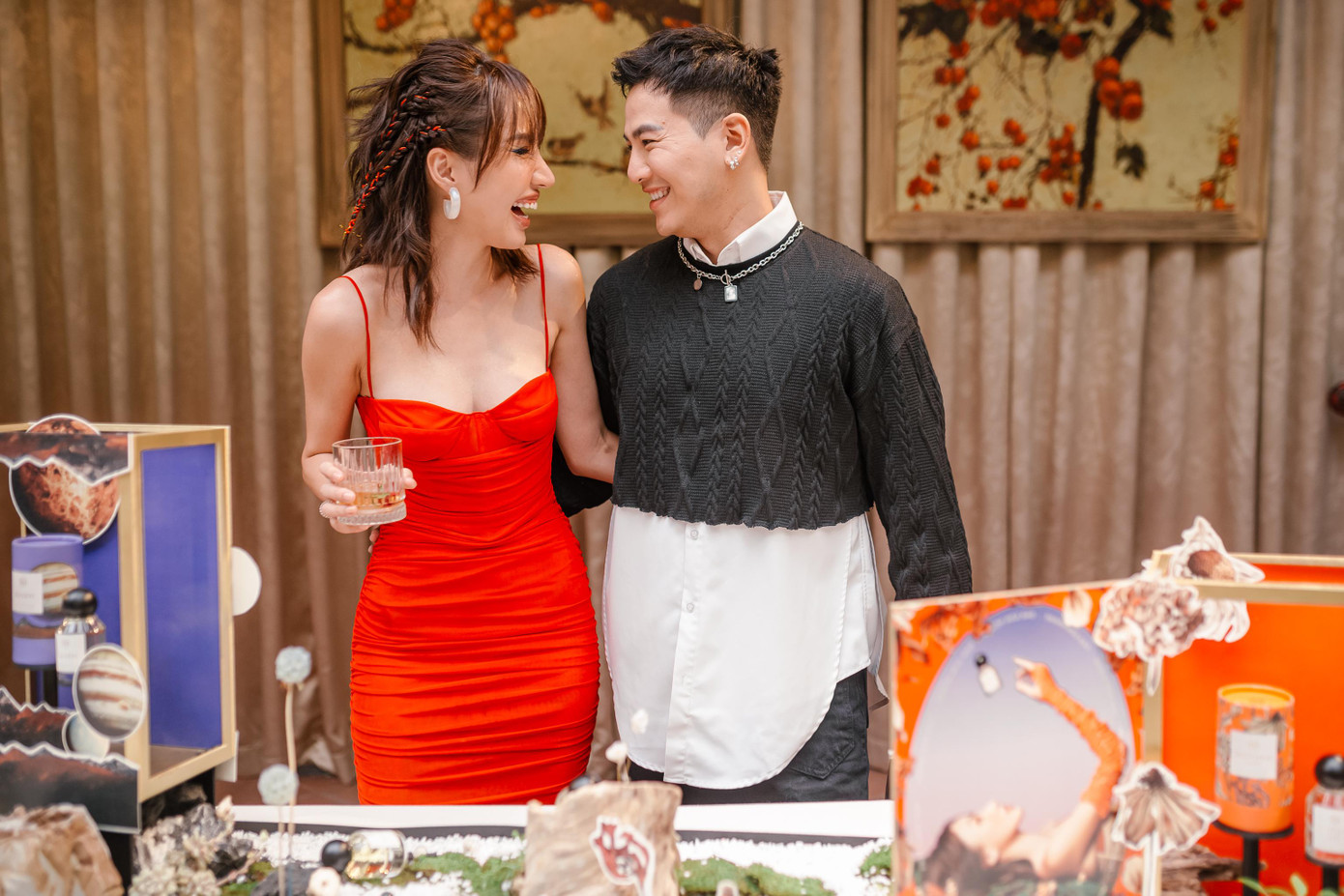 Mai Tiến Dũng phá cách với áo len croptop kết hợp cùng sơ mi trắng.