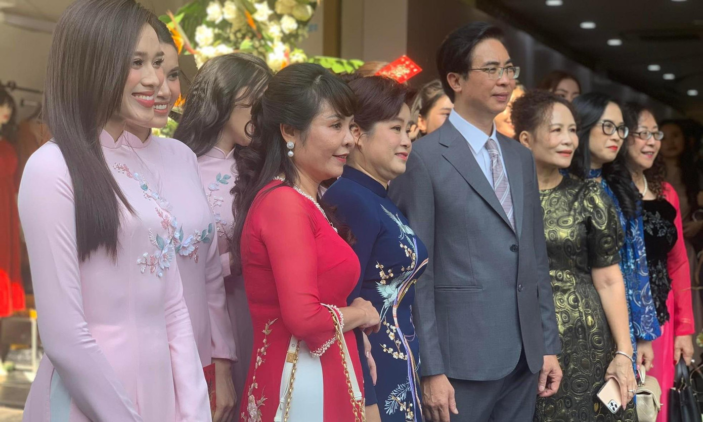 Nhà gái rạng rỡ chờ đón nhà trai trước cửa nhà riêng. Nhà gái rạng rỡ chờ đón nhà trai trước cửa nhà riêng.