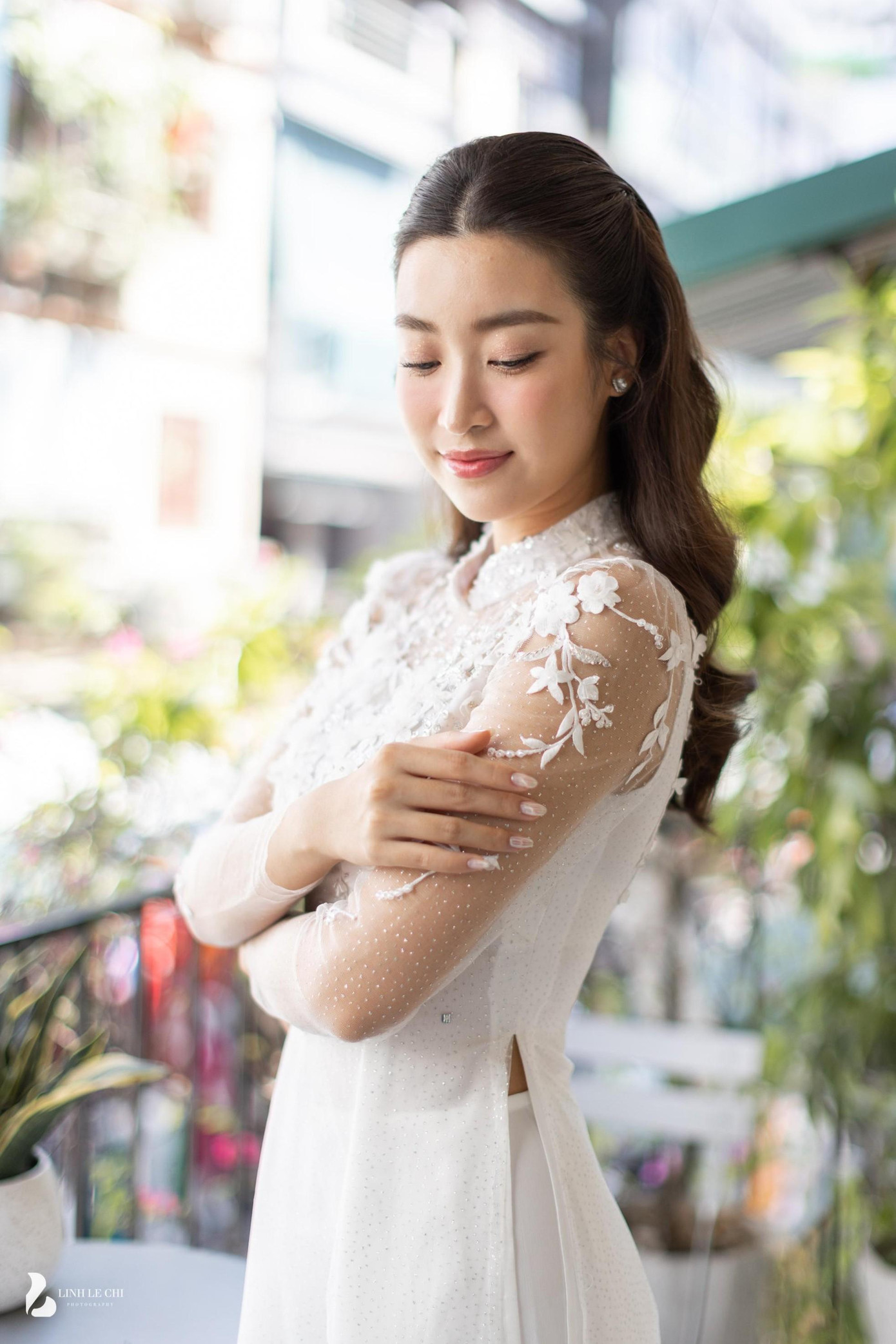 Những bông hoa được đính kết tỉ mỉ bằng pha lê, hạt cườm tôn lên vẻ đẹp thanh tao của Hoa hậu Đỗ Mỹ Linh. Những bông hoa được đính kết tỉ mỉ bằng pha lê, hạt cườm tôn lên vẻ đẹp thanh tao của Hoa hậu Đỗ Mỹ Linh.