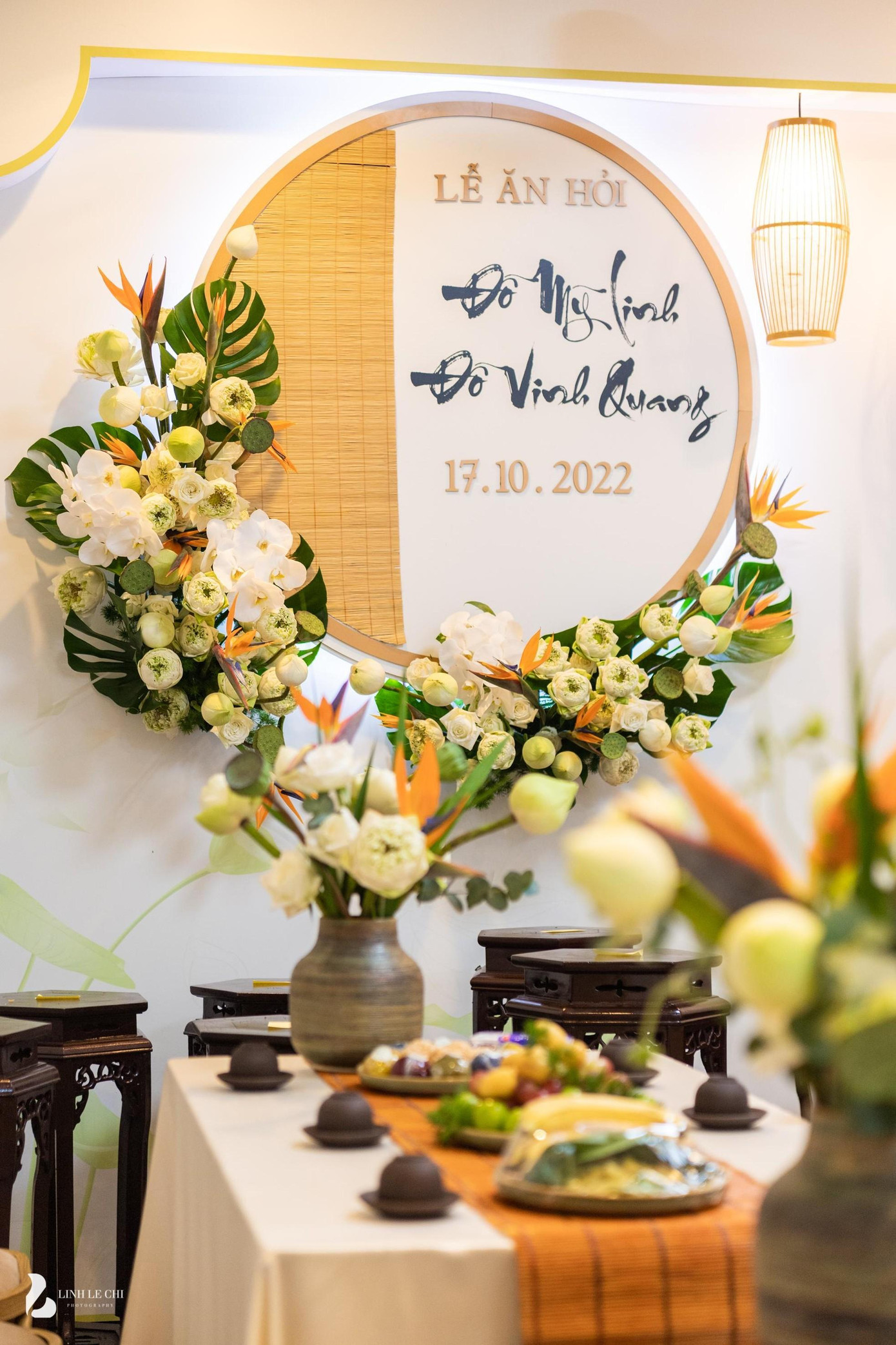 Không gian tiệc ăn hỏi ấm cúng, mang đậm vẻ đẹp truyền thống với hoa sen trắng và đồ gốm. Không gian tiệc ăn hỏi ấm cúng, mang đậm vẻ đẹp truyền thống với hoa sen trắng và đồ gốm.