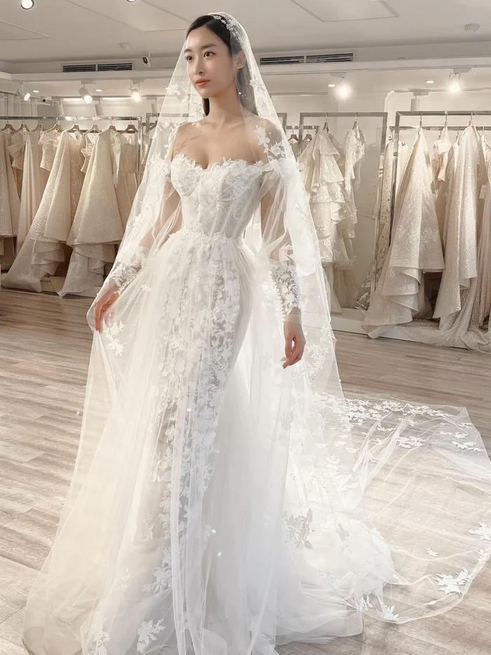 Cư dân mạng cũng tò mò không biết chiếc váy cưới nào Cư dân mạng cũng tò mò không biết chiếc váy cưới nào