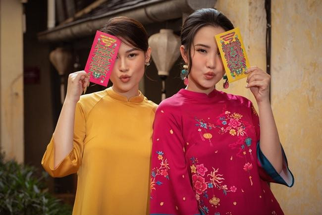 Ngọc Thanh Tâm tốt nghiệp loại giỏi ngành Digital Media, còn Primmy Trương tốt nghiệp ngành Thương Mại, hiện làm quản lý tài chính tại trường John Robert Powers Việt Nam.