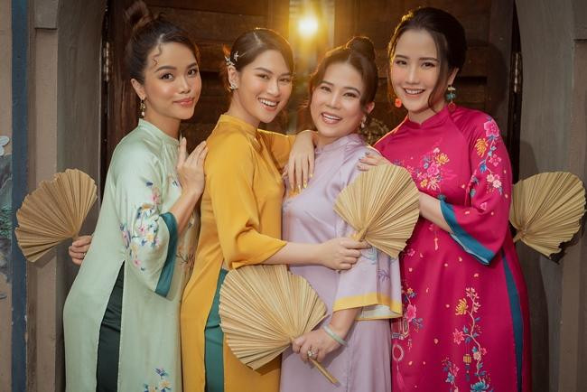 Mẹ Ngọc Thanh Tâm cũng rất thân thiết với nhóm bạn của con gái.