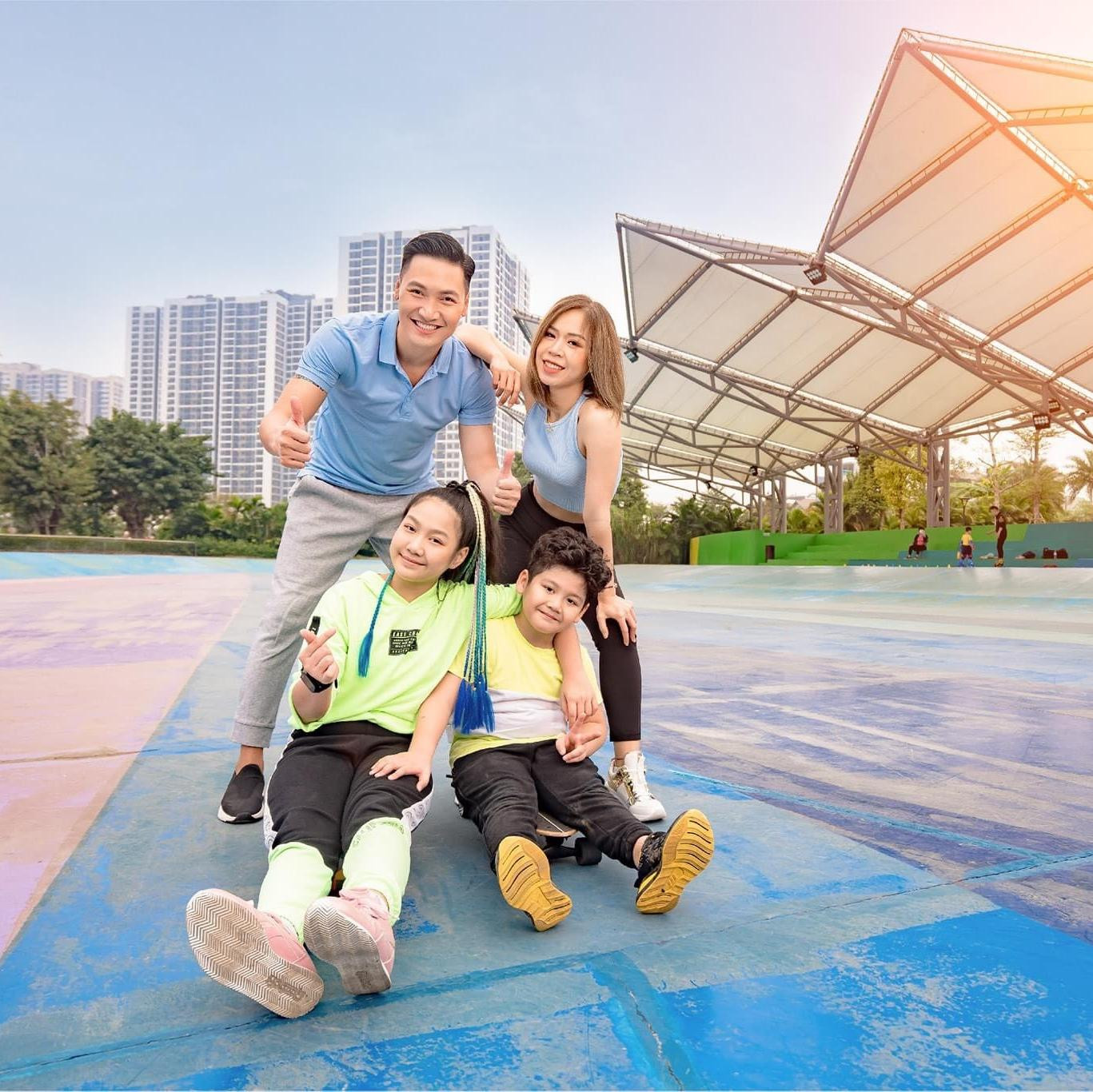 Khi có thời gian, cả gia đình Mạnh Trường thường đi du lịch, đi chơi cùng nhau. - Ảnh: FBNV. Khi có thời gian, cả gia đình Mạnh Trường thường đi du lịch, đi chơi cùng nhau. - Ảnh: FBNV.