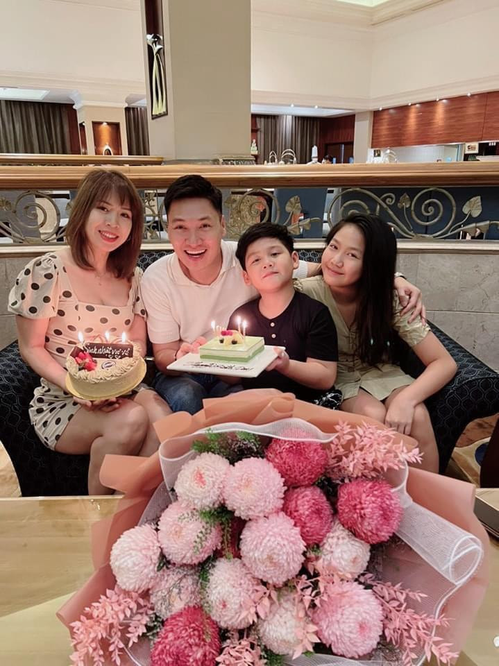 Gia đình nhỏ hạnh phúc của Mạnh Trường luôn nhận được nhiều sự yêu mến của công chúng. - Ảnh: FBNV. Gia đình nhỏ hạnh phúc của Mạnh Trường luôn nhận được nhiều sự yêu mến của công chúng. - Ảnh: FBNV.