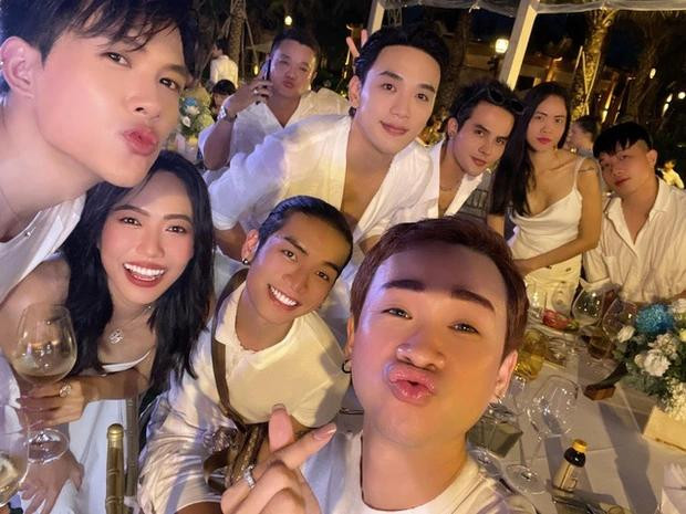 Những hình ảnh vui vẻ tưng bừng của các sao Việt trong bữa tiệc đêm. Những hình ảnh vui vẻ tưng bừng của các sao Việt trong bữa tiệc đêm.