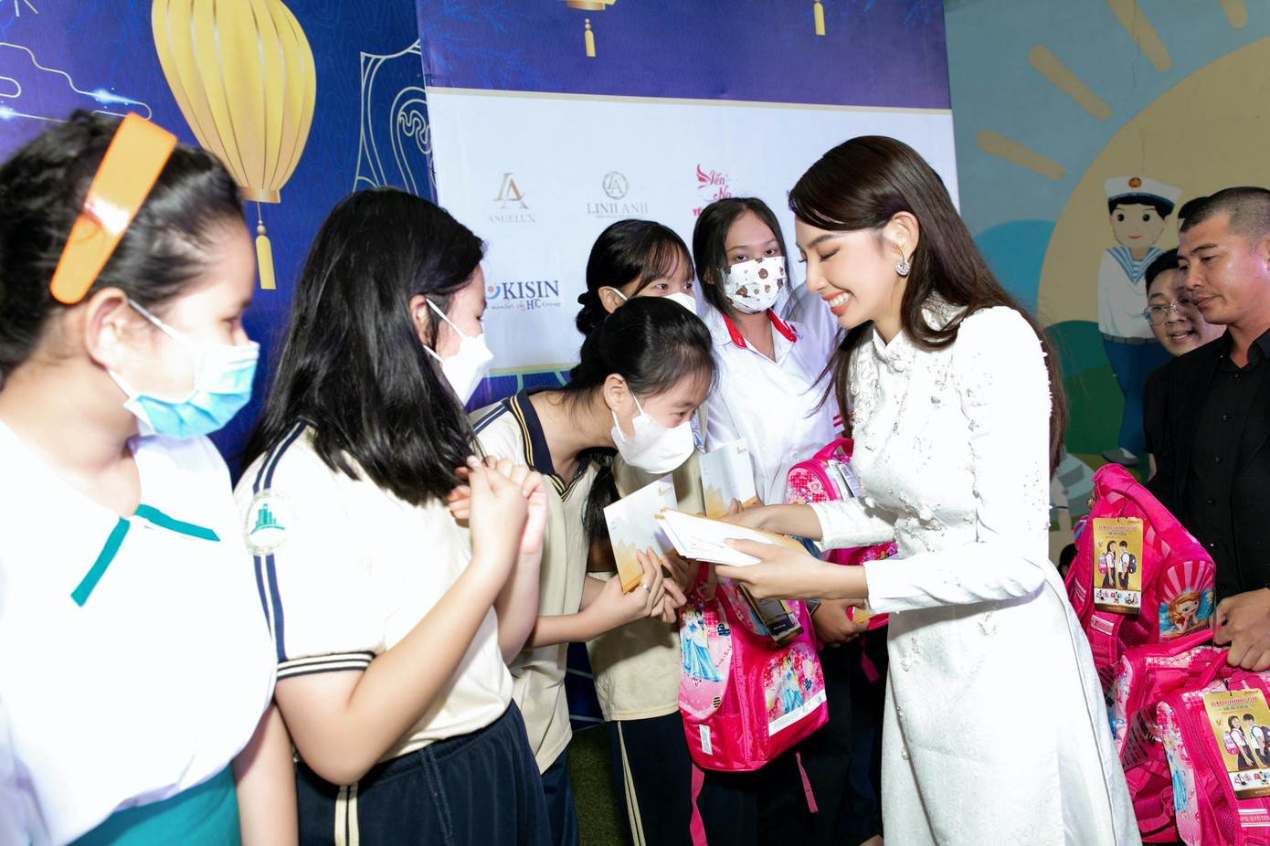 ... trong nước sau khi đăng quang Hoa hậu Hòa bình Quốc tế.