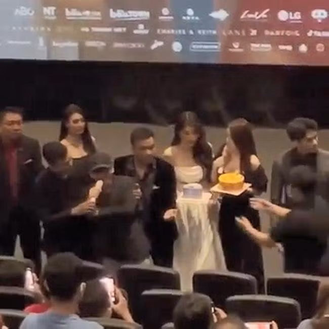 Sự kiện trở nên hỗn loạn vì người đàn ông bí ẩn.