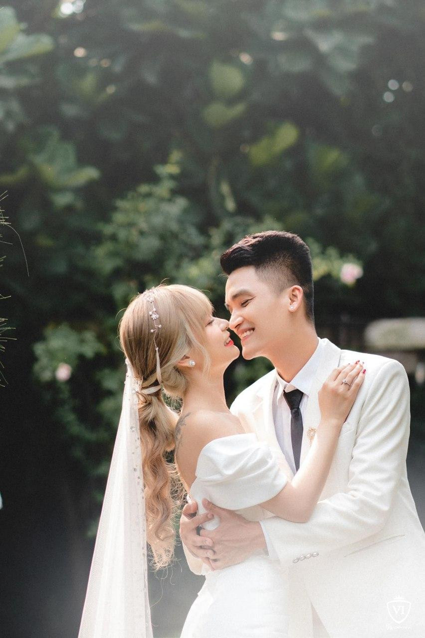 Bộ ảnh cưới của nam diễn viên cũng được khen đẹp nhưng giản dị, không phô trương.