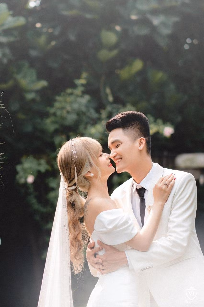 Bộ ảnh cưới của nam diễn viên cũng được khen đẹp nhưng giản dị, không phô trương.