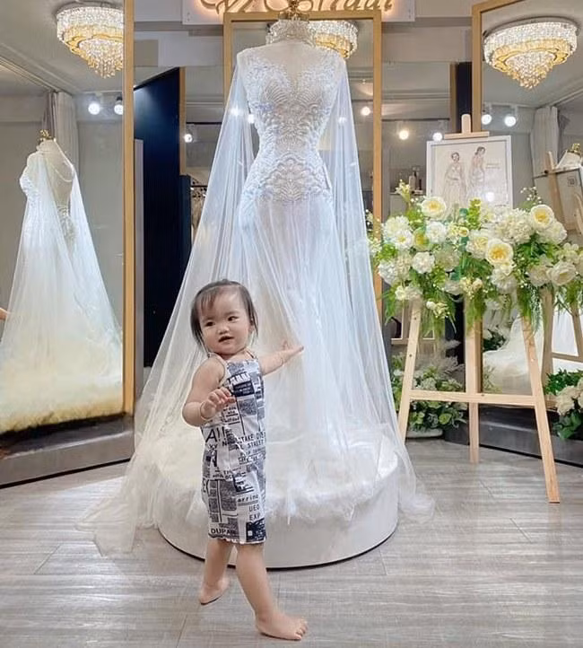 Con gái cưng nhà Mạc Văn Khoa sẽ được chứng kiến bố mẹ vào lễ đường. - Ảnh: FBNV.