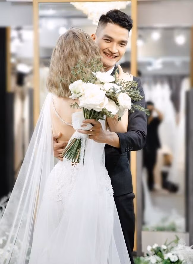 Sau 7 năm bên nhau, Mạc Văn Khoa và Thảo Vy sắp trở thành cô dâu, chú rể. - Ảnh: FBNV.