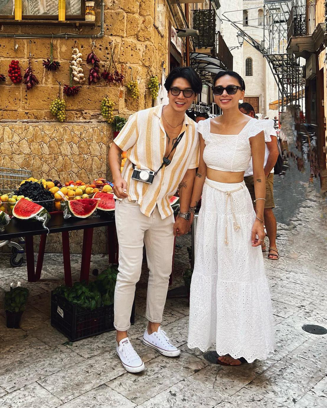 Hai vợ chồng thường chọn trang phục ton-sur-ton với các gam màu tươi sáng.