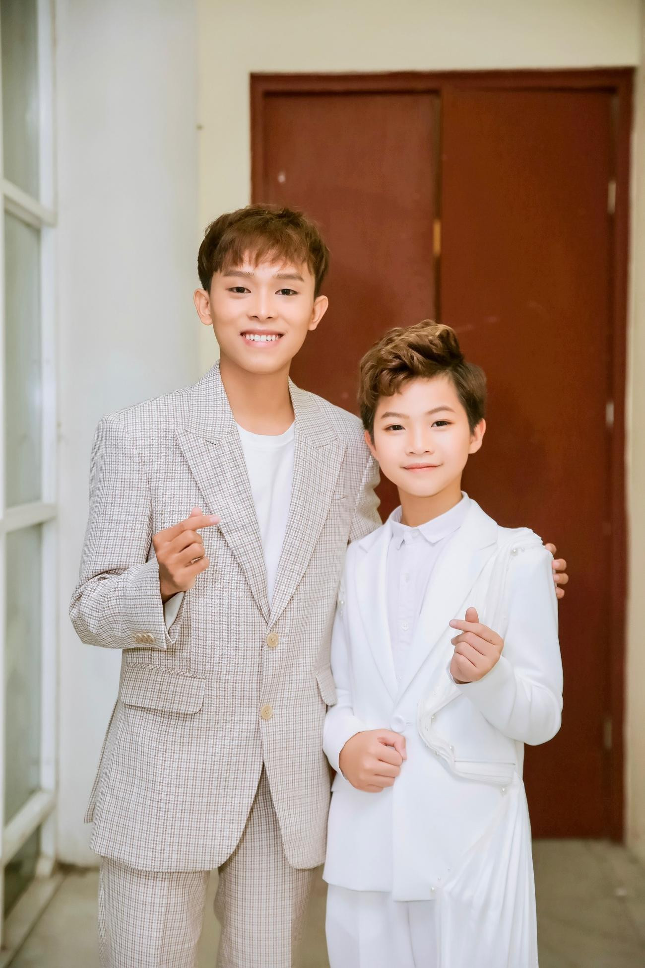 Có một điều khá đặc biệt, Hồ Văn Cường và Phong Thiên có gương mặt khá giống nhau.