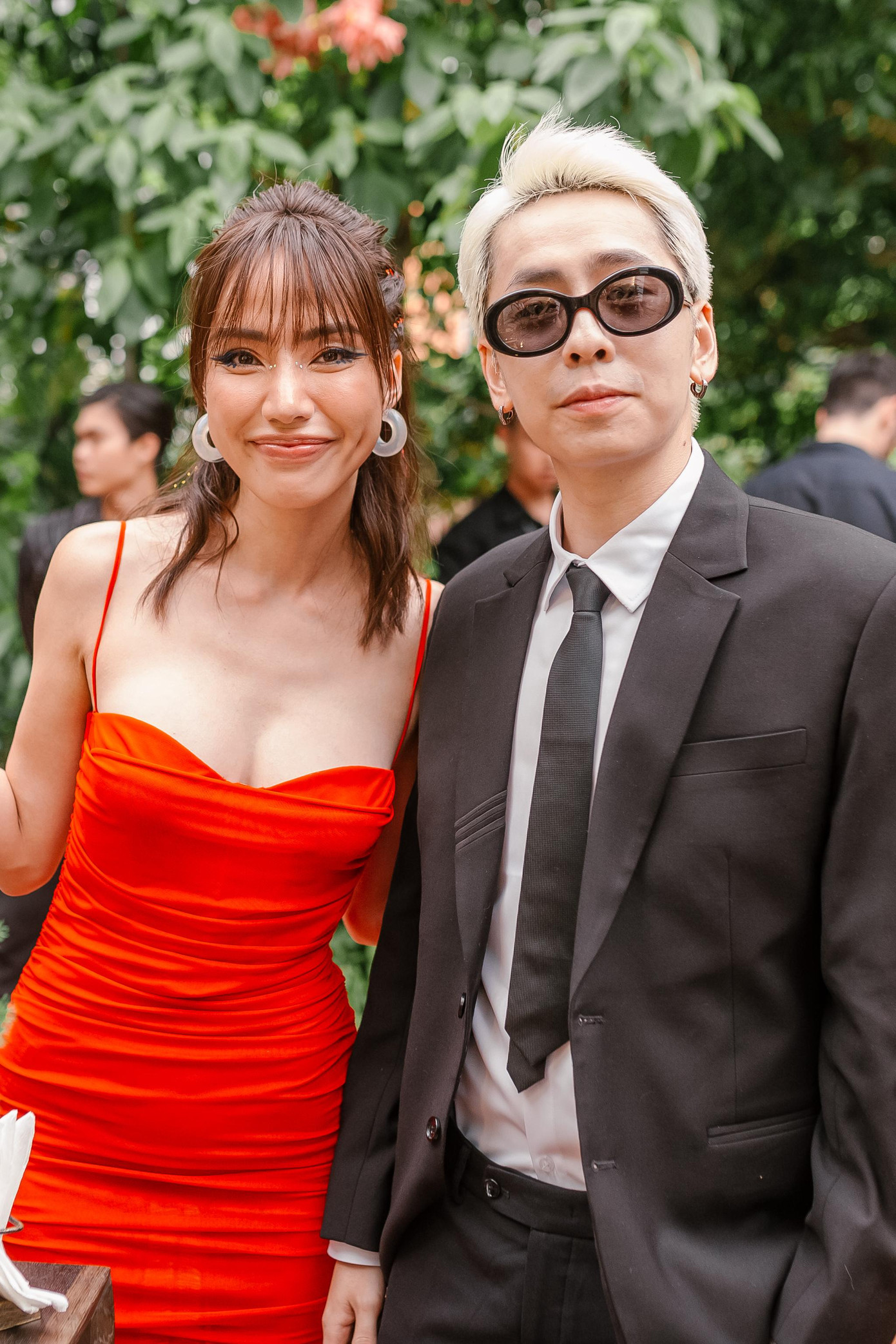 OSAD gây bất ngờ khi diện sơ mi trắng và vest đen lịch lãm.