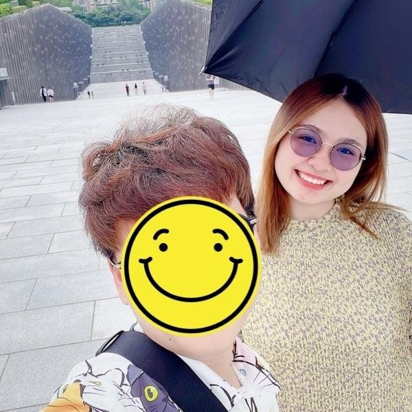 Cô nàng tỏ ra rất vui vẻ khi ở cạnh người yêu. Cô nàng tỏ ra rất vui vẻ khi ở cạnh người yêu.