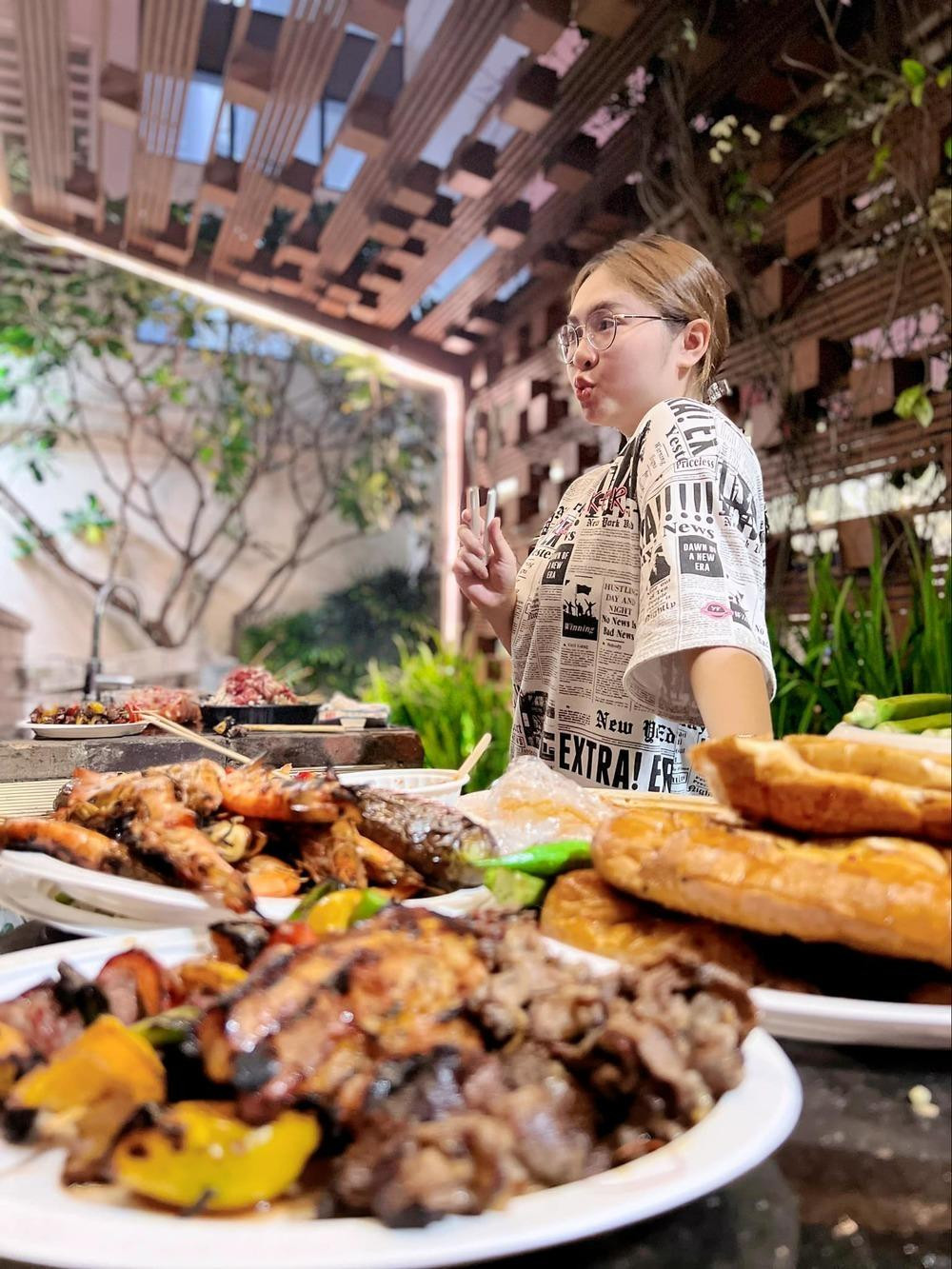 Trong mọi chuyến đi, người yêu cô luôn nhận vai trò là phó nháy. Trong mọi chuyến đi, người yêu cô luôn nhận vai trò là phó nháy.