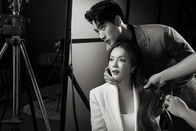 Cả hai tự nhiên trao cho nhau những ánh mắt và cử chỉ ngọt ngào.