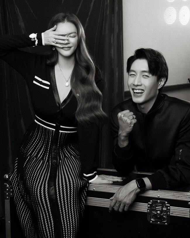 Cả hai đẹp đôi, không nhìn ra khoảng cách tuổi tác trong bộ hình này.