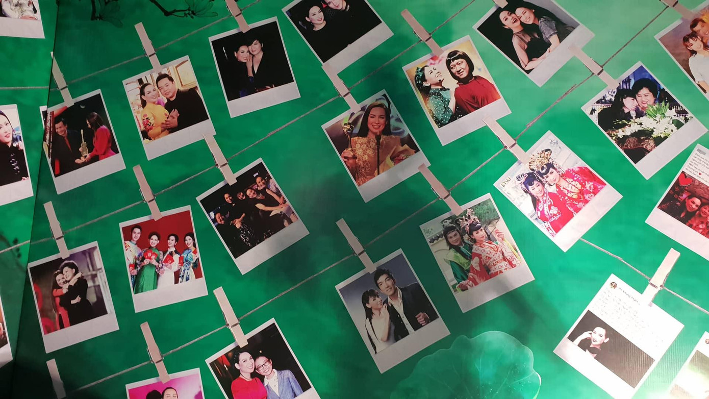 Những hình ảnh của Phi Nhung khi còn sống được gia đình treo lên khiến cư dân mạng xúc động nhớ lại hành trình nghệ thuật của nữ ca sĩ.