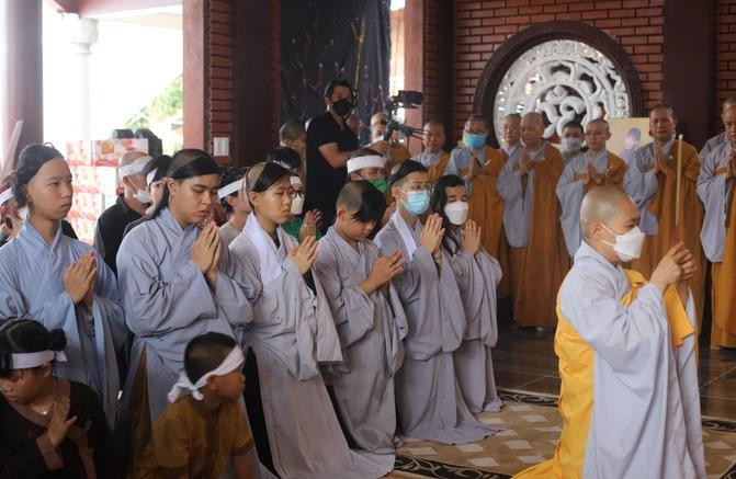 Các con nuôi tề tựu tưởng nhớ Phi Nhung trong lễ giỗ đầu.