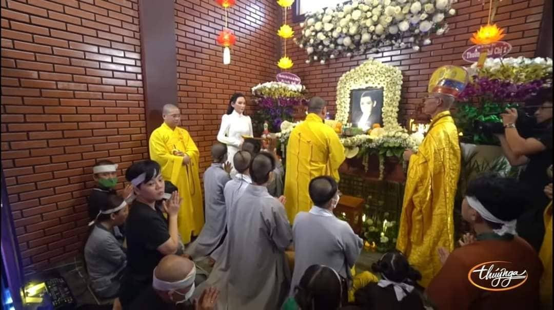 Gia đình còn dựng tượng sáp cho Phi Nhung bên cạnh ban thờ.