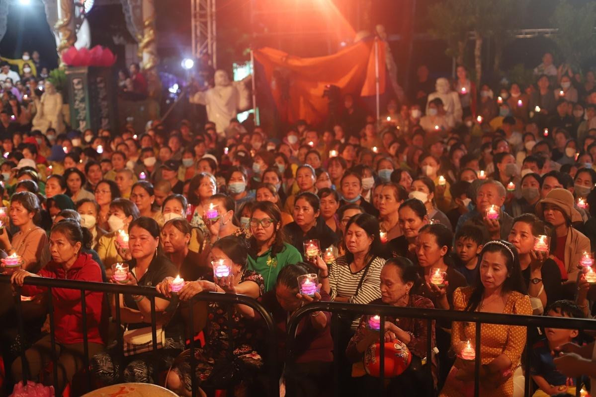 Rất đông người hâm mộ đã lặn lội đường xa tới thắp nến tưởng nhớ nữ ca sĩ.