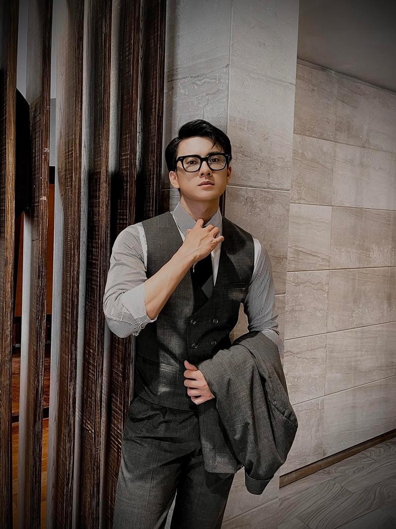 Khi diện vest, Quang Lâm toát lên khí chất của tổng tài bá đạo.