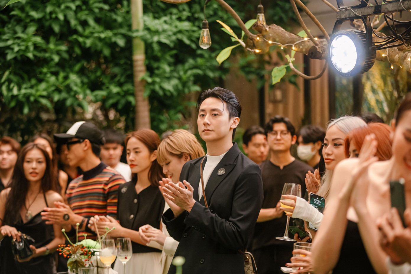 Người hâm mộ đều bày tỏ mong muốn Rocker Nguyễn giữ vững được phong độ ngoại hình và bứt phá hơn trên con đường nghệ thuật ở thời gian tới.