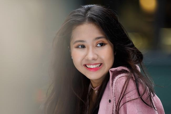 Hồng Nhung được đào tạo bài bản tại Nhạc viện TP. Hồ Chí Minh.