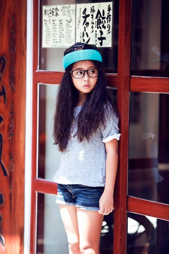 Hồng Nhung luôn biết cách tỏa sáng trước ống kính nhờ kinh nghiệm làm mẫu ảnh lâu năm.