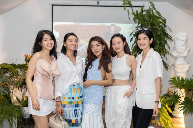 Midu chọn trang phục khoẻ khoắn, năng động đọ sắc cùng các mỹ nhân khác trong showbiz Việt.