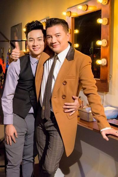 Đàm Vĩnh Hưng luôn ở cạnh Hoài Lâm trong khoảng thời gian đầu hoạt động nghệ thuật của học trò. Đàm Vĩnh Hưng luôn ở cạnh Hoài Lâm trong khoảng thời gian đầu hoạt động nghệ thuật của học trò.