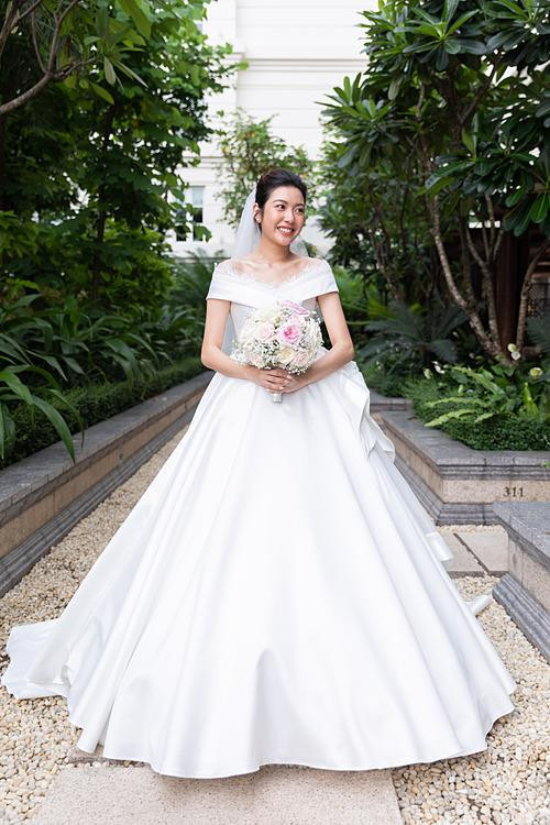 Á hậu Thuý Vân tinh khôi trong bộ đầm cưới đơn giản và sang trọng của mình. Biểu cảm hạnh phúc chính là điểm khiến bộ váy lộng lẫy hơn bao giờ hết. Á hậu Thuý Vân tinh khôi trong bộ đầm cưới đơn giản và sang trọng của mình. Biểu cảm hạnh phúc chính là điểm khiến bộ váy lộng lẫy hơn bao giờ hết.