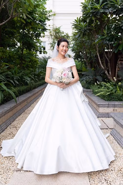 Á hậu Thuý Vân tinh khôi trong bộ đầm cưới đơn giản và sang trọng của mình. Biểu cảm hạnh phúc chính là điểm khiến bộ váy lộng lẫy hơn bao giờ hết.
