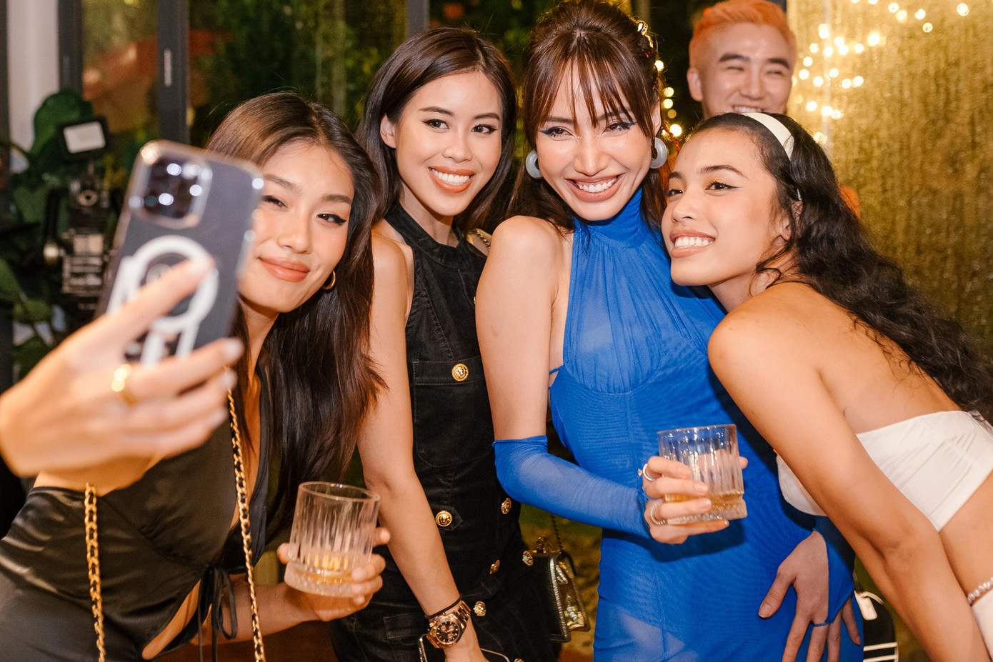 Người đồng hành cùng cô trong sự kiện này chính là rich kid Tiên Nguyễn. Đôi bạn cùng chọn váy đen kiêu sa, thoải mái chụp 1001 tấm ảnh đáng yêu, vui nhộn để làm kỷ niệm.