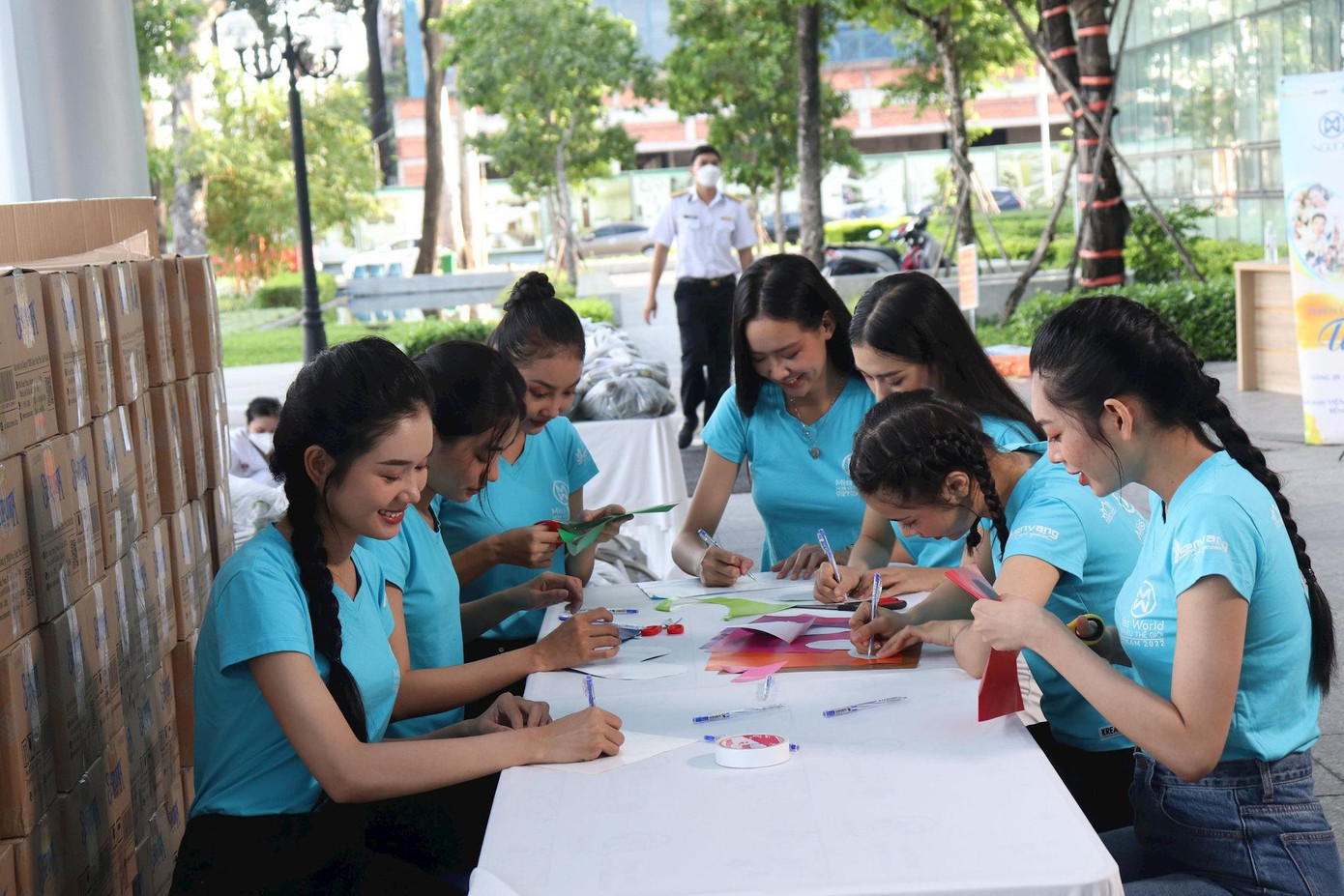 8 cô nàng đã cùng nhau tạo nên một phiên chợ ý nghĩa cho những bệnh nhân tại bệnh viện Quân y 175. 8 cô nàng đã cùng nhau tạo nên một phiên chợ ý nghĩa cho những bệnh nhân tại bệnh viện Quân y 175.