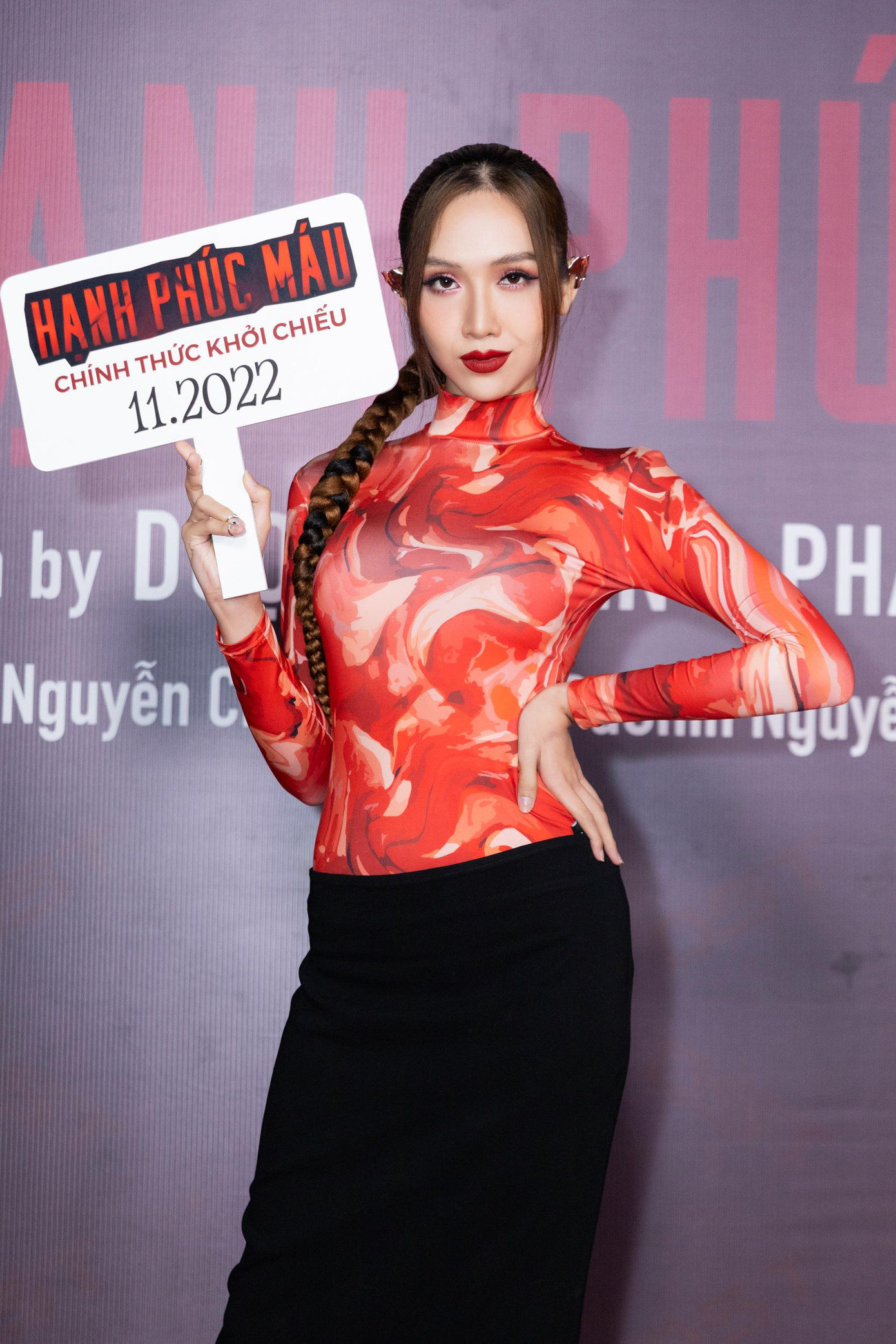 Đỗ Nhật Hà chọn cho mình phụ kiện "tai yêu tinh" kết hợp với cách trang điểm đậm đưa lại cảm giác vừa ma mị vừa sắc sảo. Đỗ Nhật Hà chọn cho mình phụ kiện "tai yêu tinh" kết hợp với cách trang điểm đậm đưa lại cảm giác vừa ma mị vừa sắc sảo.