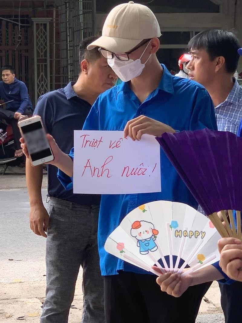 Nhưng nếu đã ôn luyện kỹ rồi nhưng làm bài vẫn chưa được tốt thì yên tâm đã có người anh &quot;cute&quot; sẵn sàng nuôi em rồi đây!