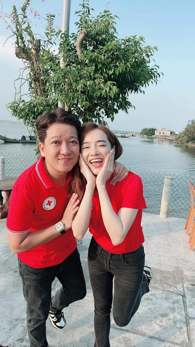 Nhan sắc tươi tắn của Nhã Phương trong bức ảnh chụp cùng chồng. - Ảnh: FBNV.