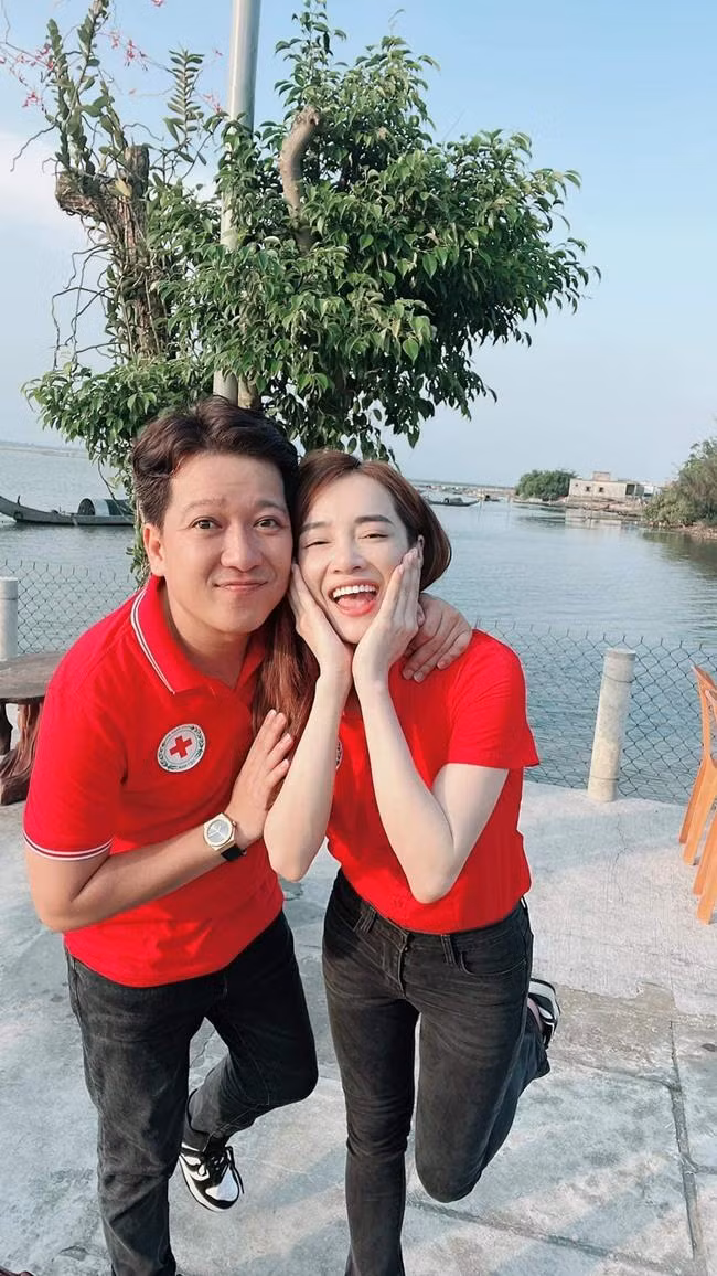 Nhan sắc tươi tắn của Nhã Phương trong bức ảnh chụp cùng chồng. - Ảnh: FBNV.