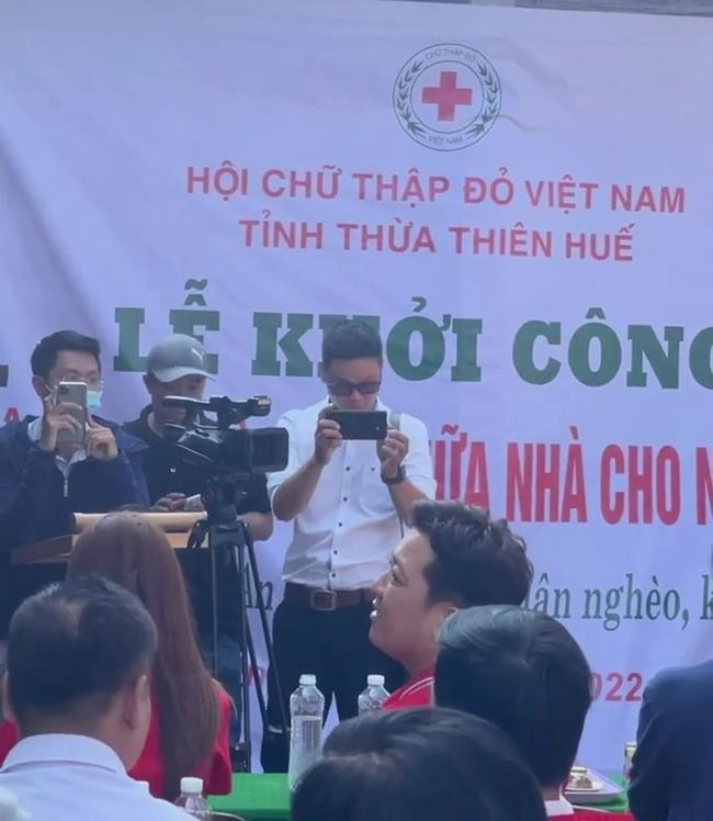 tại chương trình thu hút sự quan tâm của công chúng. Nhiều người đã dành lời khen cho hình ảnh giản dị và hành động có ích cho xã hội của hai vợ chồng nghệ sĩ. - Ảnh: Internet.