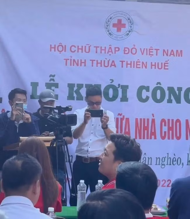 tại chương trình thu hút sự quan tâm của công chúng. Nhiều người đã dành lời khen cho hình ảnh giản dị và hành động có ích cho xã hội của hai vợ chồng nghệ sĩ. - Ảnh: Internet.