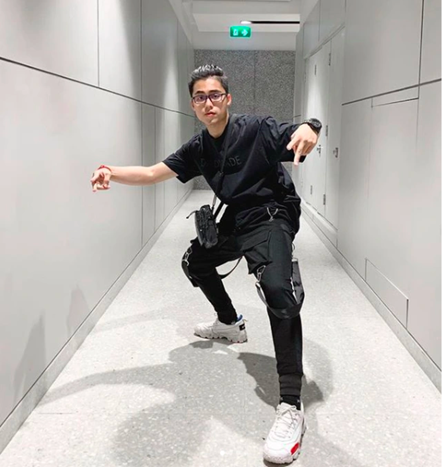 Cùng một kiểu chụp hình nhưng MONO biết cách tạo điểm nhấn nhờ outfit "chất lừ".