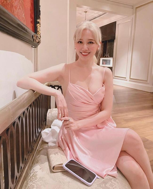 Hari Won khoe tóc mới cùng dòng trạng thái: "Hôm nay muốn làm công chúa". Hari Won khoe tóc mới cùng dòng trạng thái: "Hôm nay muốn làm công chúa".