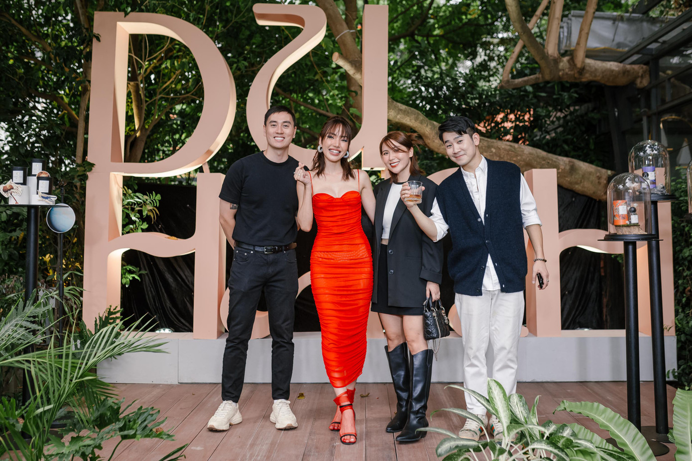 Gia đình Cam Cam cùng tới chúc mừng GiGi Hương Giang.