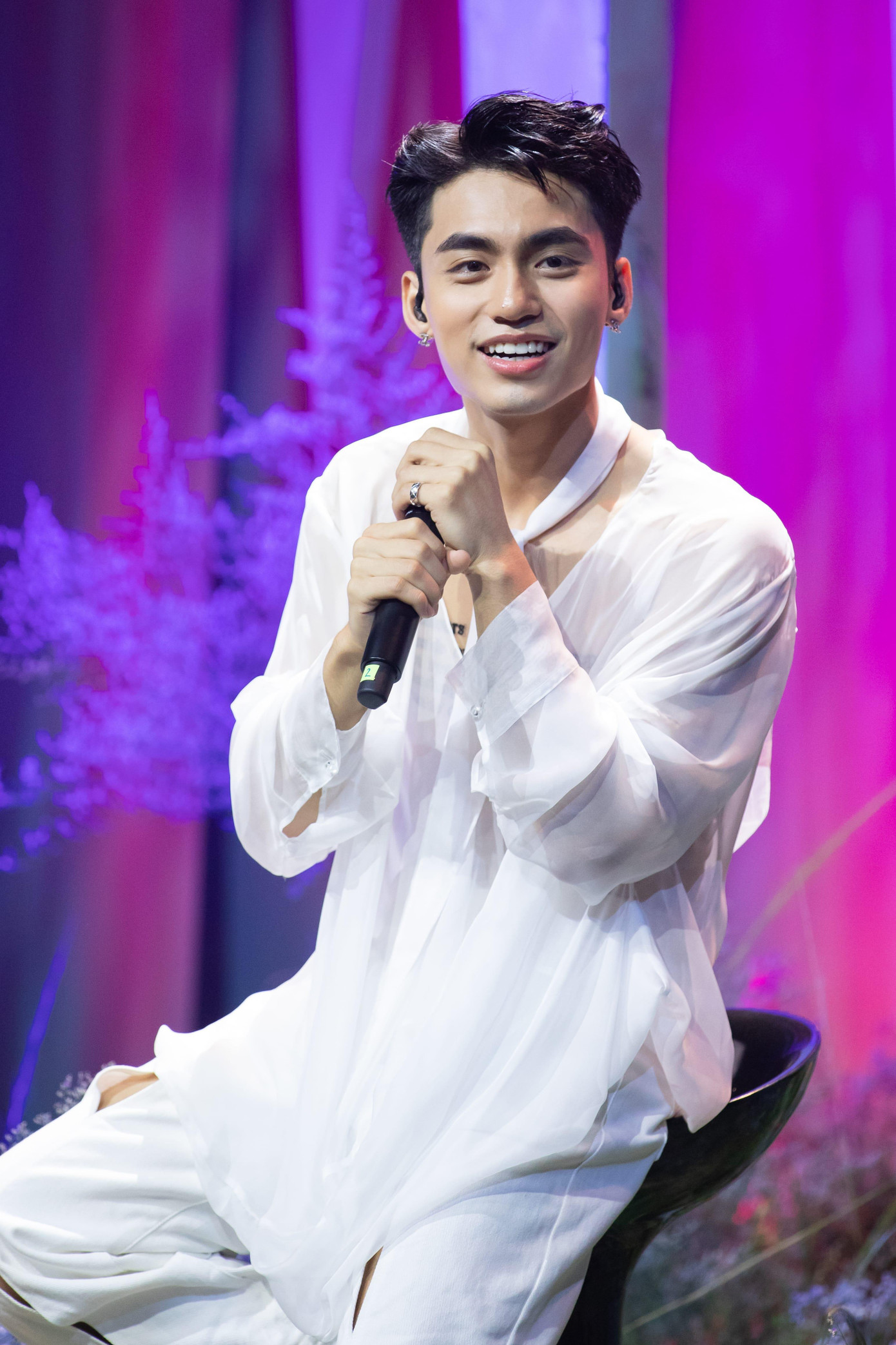 Một số người nhận xét gương mặt của MONO thời điểm hiện tại khá giống diễn viên Lê Dương Bảo Lâm.