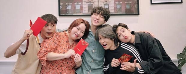 Ben Phạm thay bộ đồ khác trong buổi hội họp của nhân viên công ty M-TP Entertainment nhưng vắng mặt Hải Tú. Ben Phạm thay bộ đồ khác trong buổi hội họp của nhân viên công ty M-TP Entertainment nhưng vắng mặt Hải Tú.